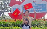 Người Hà Nội tự hào mang cờ Tổ quốc tô điểm phố phường rực rỡ