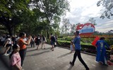 Người Hà Nội tự hào mang cờ Tổ quốc tô điểm phố phường rực rỡ