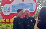 Người Hà Nội tự hào mang cờ Tổ quốc tô điểm phố phường rực rỡ
