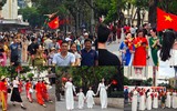 Người Hà Nội tự hào mang cờ Tổ quốc tô điểm phố phường rực rỡ
