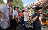 Học sinh Hà Nội thích thú trải nghiệm trang bị, khí tài của Công an Thủ đô bên hồ Gươm