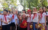Học sinh Hà Nội thích thú trải nghiệm trang bị, khí tài của Công an Thủ đô bên hồ Gươm