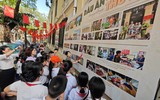 Học sinh Hà Nội thích thú trải nghiệm trang bị, khí tài của Công an Thủ đô bên hồ Gươm