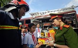 Học sinh Hà Nội thích thú trải nghiệm trang bị, khí tài của Công an Thủ đô bên hồ Gươm