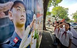 Học sinh Hà Nội thích thú trải nghiệm trang bị, khí tài của Công an Thủ đô bên hồ Gươm