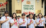 Học sinh Hà Nội thích thú trải nghiệm trang bị, khí tài của Công an Thủ đô bên hồ Gươm
