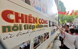 Học sinh Hà Nội thích thú trải nghiệm trang bị, khí tài của Công an Thủ đô bên hồ Gươm