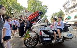 Học sinh Hà Nội thích thú trải nghiệm trang bị, khí tài của Công an Thủ đô bên hồ Gươm