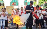Học sinh Hà Nội thích thú trải nghiệm trang bị, khí tài của Công an Thủ đô bên hồ Gươm