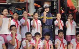 Học sinh Hà Nội thích thú trải nghiệm trang bị, khí tài của Công an Thủ đô bên hồ Gươm