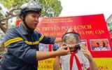 Học sinh Hà Nội thích thú trải nghiệm trang bị, khí tài của Công an Thủ đô bên hồ Gươm