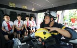 Học sinh Hà Nội thích thú trải nghiệm trang bị, khí tài của Công an Thủ đô bên hồ Gươm