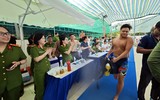 Hình ảnh ấn tượng khi Cảnh sát PCCC đua tài bơi, lặn cứu nạn, cứu hộ