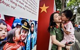 Những khoảnh khắc ấm tình quân dân bên phố đi bộ hồ Gươm