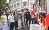 Những khoảnh khắc ấm tình quân dân bên phố đi bộ hồ Gươm