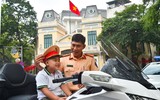 Những khoảnh khắc ấm tình quân dân bên phố đi bộ hồ Gươm