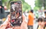 Những khoảnh khắc ấm tình quân dân bên phố đi bộ hồ Gươm