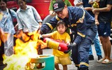 Những khoảnh khắc ấm tình quân dân bên phố đi bộ hồ Gươm