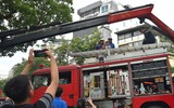 Những khoảnh khắc ấm tình quân dân bên phố đi bộ hồ Gươm