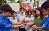 Những khoảnh khắc ấm tình quân dân bên phố đi bộ hồ Gươm