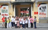 Những khoảnh khắc ấm tình quân dân bên phố đi bộ hồ Gươm