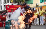Những khoảnh khắc ấm tình quân dân bên phố đi bộ hồ Gươm
