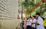Những khoảnh khắc ấm tình quân dân bên phố đi bộ hồ Gươm