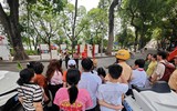 Những khoảnh khắc ấm tình quân dân bên phố đi bộ hồ Gươm
