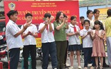Những khoảnh khắc ấm tình quân dân bên phố đi bộ hồ Gươm
