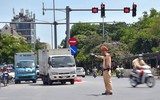 CSGT Hà Nội đội nắng nóng 45 độ bám chốt đảm bảo an toàn giao thông