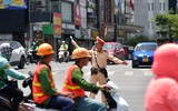 CSGT Hà Nội đội nắng nóng 45 độ bám chốt đảm bảo an toàn giao thông