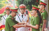 Tân nữ sỹ quan Cảnh sát Nhân dân rạng ngời ngày tốt nghiệp