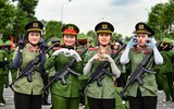 Ảnh: Nữ chiến sĩ Công an đội nắng nóng, hăng say tập luyện cho lễ diễu binh kỷ niệm 80 năm Quốc khánh