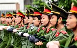 Ảnh: Nữ chiến sĩ Công an đội nắng nóng, hăng say tập luyện cho lễ diễu binh kỷ niệm 80 năm Quốc khánh