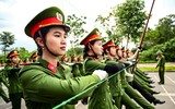 Ảnh: Nữ chiến sĩ Công an đội nắng nóng, hăng say tập luyện cho lễ diễu binh kỷ niệm 80 năm Quốc khánh