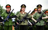 Ảnh: Nữ chiến sĩ Công an đội nắng nóng, hăng say tập luyện cho lễ diễu binh kỷ niệm 80 năm Quốc khánh