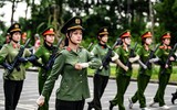 Ảnh: Nữ chiến sĩ Công an đội nắng nóng, hăng say tập luyện cho lễ diễu binh kỷ niệm 80 năm Quốc khánh