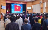 Chủ tịch Hà Nội trao quyết định cán bộ ở 3 phường, thăm hỏi người dân đến làm thủ tục hành chính