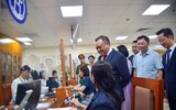 Chủ tịch Hà Nội trao quyết định cán bộ ở 3 phường, thăm hỏi người dân đến làm thủ tục hành chính