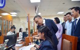 Chủ tịch Hà Nội trao quyết định cán bộ ở 3 phường, thăm hỏi người dân đến làm thủ tục hành chính