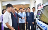 Chủ tịch Hà Nội trao quyết định cán bộ ở 3 phường, thăm hỏi người dân đến làm thủ tục hành chính