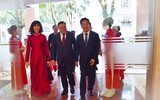 Chủ tịch Hà Nội trao quyết định cán bộ ở 3 phường, thăm hỏi người dân đến làm thủ tục hành chính