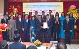 Chủ tịch Hà Nội trao quyết định cán bộ ở 3 phường, thăm hỏi người dân đến làm thủ tục hành chính
