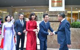 Chủ tịch Hà Nội trao quyết định cán bộ ở 3 phường, thăm hỏi người dân đến làm thủ tục hành chính
