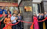 Chủ tịch Hà Nội trao quyết định cán bộ ở 3 phường, thăm hỏi người dân đến làm thủ tục hành chính