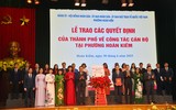 Chủ tịch Hà Nội trao quyết định cán bộ ở 3 phường, thăm hỏi người dân đến làm thủ tục hành chính