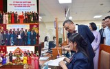 Chủ tịch Hà Nội trao quyết định cán bộ ở 3 phường, thăm hỏi người dân đến làm thủ tục hành chính