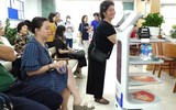 Độc đáo robot làm nhân viên AI phục vụ hành chính công tại Hà Nội