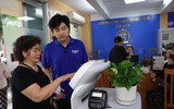 Độc đáo robot làm nhân viên AI phục vụ hành chính công tại Hà Nội