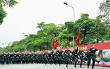 Học viện Cảnh sát nhân dân thăm hỏi, động viên nữ học viên tập luyện diễu binh, diễu hành 